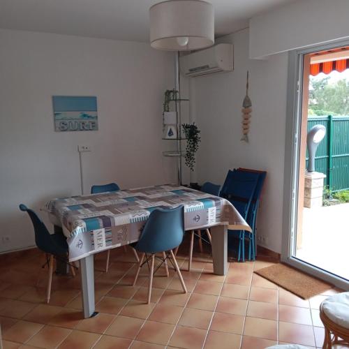 une salle à manger avec une table et des chaises et une fenêtre dans l'établissement Fregate, à Saint-Mandrier-sur-Mer