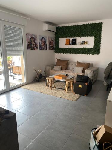 un salon avec un canapé et une table dans l'établissement Porticcio Agosta, à Albitreccia