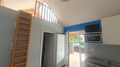 Cette chambre dispose d'une cuisine avec un escalier et un four micro-ondes. dans l'établissement VILLA MARILOU 5 personnes, à La Faute-sur-Mer