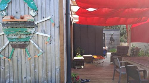 une terrasse avec une clôture, une table et des chaises dans l'établissement Park Mézévéno, à Trévou-Tréguignec