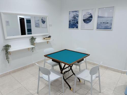 a ping pong table and chairs in a room at 10Pax BM大山脚 Alma Single storey Semi-D 5-minute To Aeon Mall in Bukit Mertajam