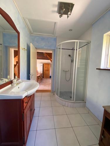 une salle de bain avec douche et lavabo dans l'établissement Maison chaleureuse toute équipée pour vos vacances, à Saint-Quay-Portrieux