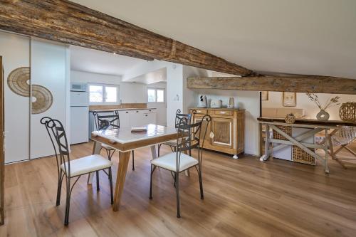 une cuisine et une salle à manger avec une table et des chaises dans l'établissement Charme, confort en centre-ville, à Limoux