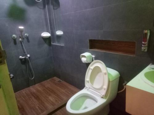 Un baño de Rezala Sweet Home Uttara