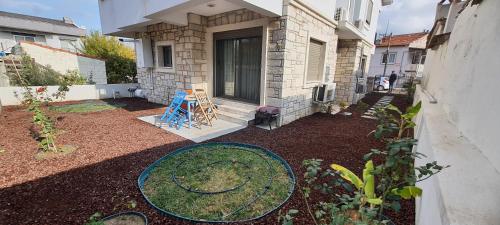 Urla Sanat Sokağı bahçeli ev