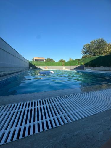una piscina con agua azul en Infinity Lux Residence, en Novi Banovci