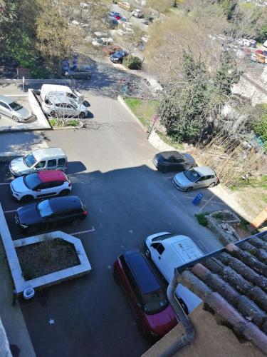 une vue de tête sur un parking avec des voitures garées dans l'établissement Latourette VII, à Forcalquier