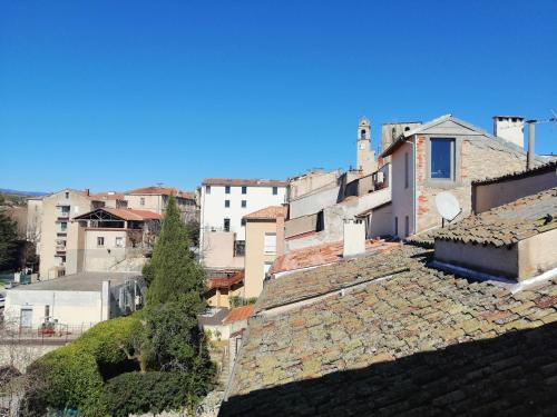 - une vue sur une ville avec des toits et des bâtiments dans l'établissement Latourette VII, à Forcalquier