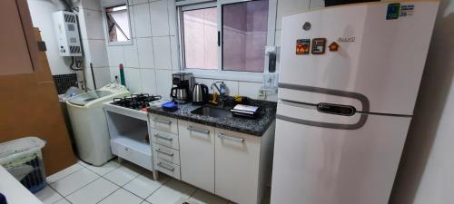 Splendido Niterói Quarto Aconchegante com Banheiro Só Seu - Anfitrião mora no localにあるキッチンまたは簡易キッチン