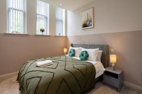 Ένα ή περισσότερα κρεβάτια σε δωμάτιο στο The Central Centenary, Leeds City Centre Apartments