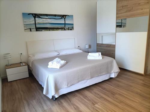 A bed or beds in a room at Passi Alterni Apartments