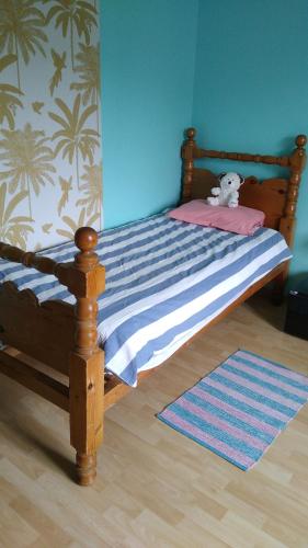 un lit avec un ours en peluche assis dessus dans l'établissement Chambre à louer hors weekend chez Fiona, à Laval