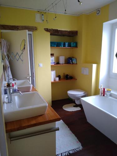 une salle de bain avec deux lavabos et un WC dans l'établissement Chambre à louer hors weekend chez Fiona, à Laval