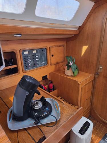 - une petite cuisine à l'arrière d'un bateau dans l'établissement Voilier atlantis, à Gruissan