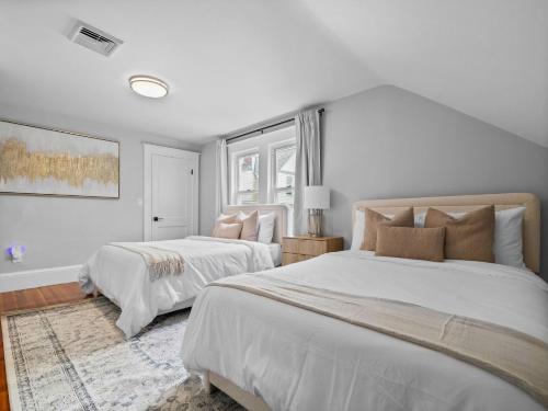 サマービルにある6BR3BATH Home with FREE Parking & Outdoor Furnitureの白い壁のベッドルーム1室(ベッド2台付)