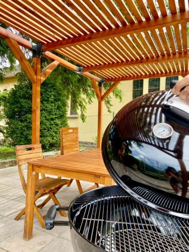 une pergola en bois avec une table de pique-nique et un grill dans l'établissement Casa Andalucia, à Jungholtz