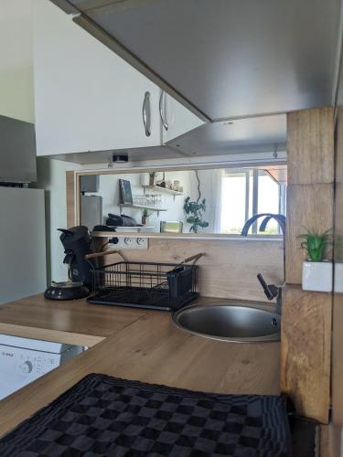 une cuisine avec un évier et un plan de travail dans l'établissement Agréable appartement à 3min à pied de la plage, à Argelès-sur-Mer