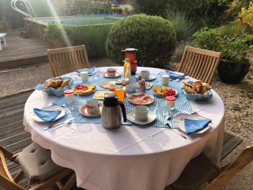 B&Bの敷地内または近くでの食事または食べ物