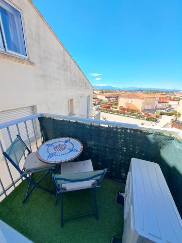 d'un balcon avec une table, deux chaises et une table. dans l'établissement Appartement proche bord de mer, au Barcarès
