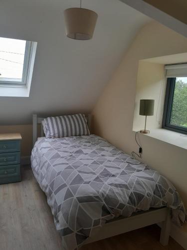 Postel nebo postele na pokoji v ubytování Clare glens cottage