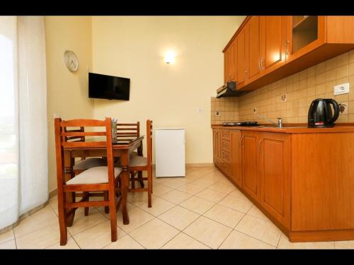 Η κουζίνα ή μικρή κουζίνα στο Apartments Athina Orikum