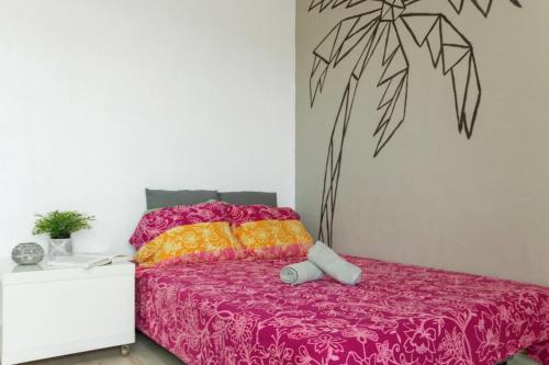 une chambre avec un lit avec une couverture rose dans l'établissement Le Maréchal - Hypercentre - Parking - Quiet - Sea, à Cagnes-sur-Mer