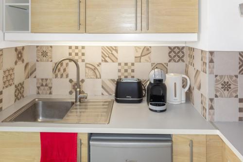 - un comptoir de cuisine avec évier et cafetière dans l'établissement Le Maréchal - Hypercentre - Parking - Quiet - Sea, à Cagnes-sur-Mer