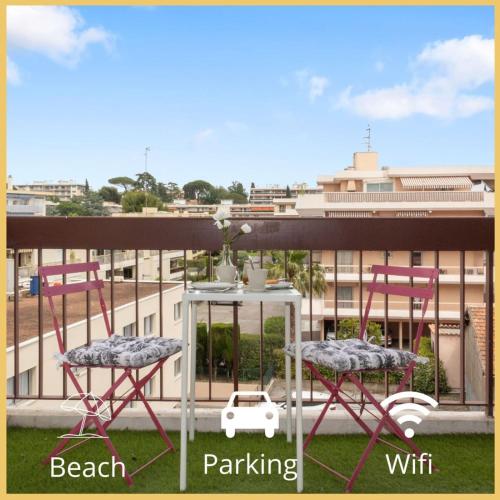 - un balcon avec deux chaises, une table et une voiture de jouets dans l'établissement Le Maréchal - Hypercentre - Parking - Quiet - Sea, à Cagnes-sur-Mer