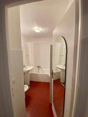 une salle de bain avec deux lavabos et une baignoire et des toilettes dans l'établissement 2P Cagnes Sur Mer- Proximité Plage, Parking, à Cagnes-sur-Mer