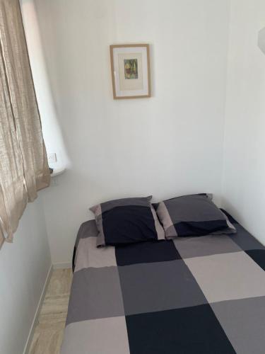 a bedroom with a bed with a checkered blanket at Vacances à la mer in Cagnes-sur-Mer