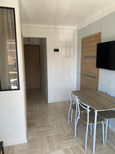 a room with a table and chairs and a door at Vacances à la mer in Cagnes-sur-Mer