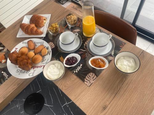 Mont-Saint-ÉloiにあるChambre des Toursの木製テーブル(朝食用の食材、ドリンク付)