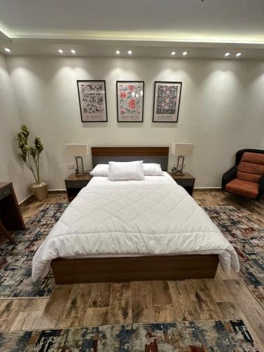 Postel nebo postele na pokoji v ubytování luxury apartment - شقه فاخره