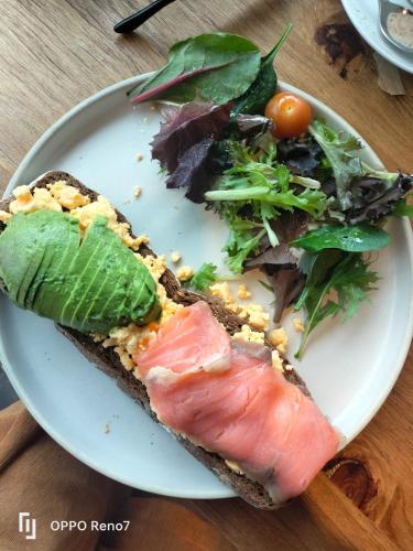un piatto di cibo con un panino e un'insalata di Finca Corazonada a Ríogordo