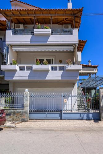 Lovehome - 4BD Villa with views-15mins to airport,10mins to MEC ΑΕ- 2mins to bus stop ,10mins to Suburban Railway on foot