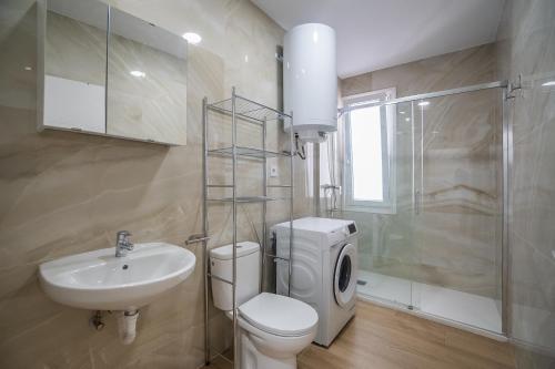 a bathroom with a toilet and a sink and a shower at Patio Cuarenta 2B in Algeciras