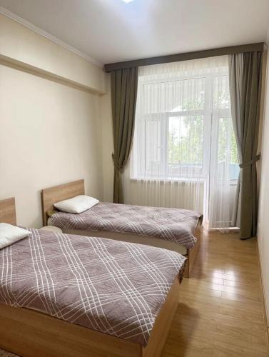 Llit o llits en una habitació de Raduga West