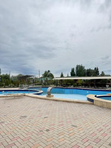 Piscina a Raduga West o a prop