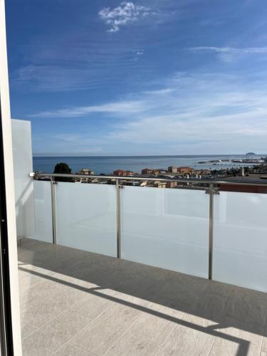 Een algemene foto of uitzicht op zee vanuit het appartement