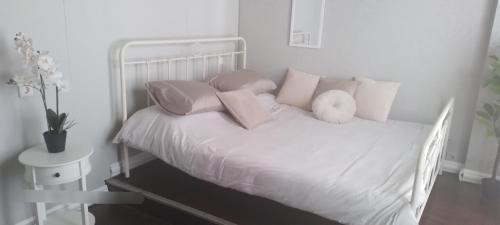 Katil atau katil-katil dalam bilik di Spacious seaside house in Nea Makri