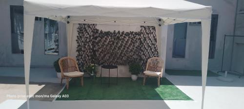 Ruang duduk di Spacious seaside house in Nea Makri