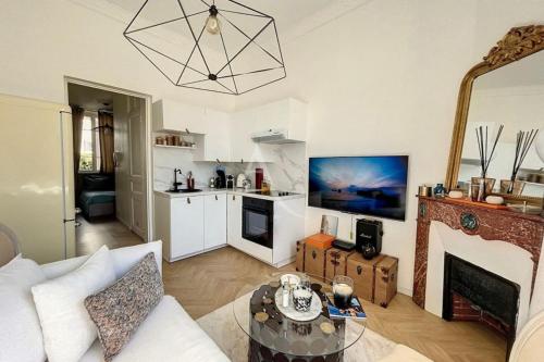 un salon avec un canapé et une cheminée dans l'établissement Le Barocco - Calm - Hypercentre - Cosy, à Cannes