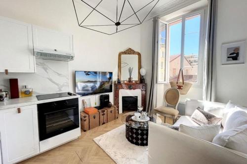 un salon avec un canapé et une table dans l'établissement Le Barocco - Calm - Hypercentre - Cosy, à Cannes