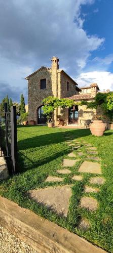 a stone pathway in front of a house at PassionToscane in San Giovanni dʼAsso