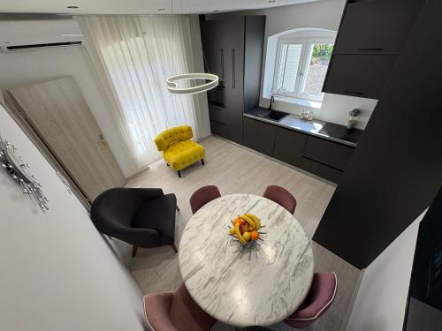 Un comedor con una mesa y algunas sillas. en Marco Polo House, en Grohote