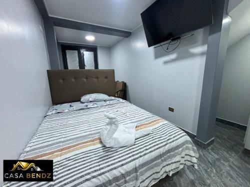 sypialnia z łóżkiem z wazonem w obiekcie Habitación Privada - Ica - 5 Min Plaza de Armas w mieście Ica