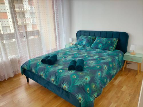 une chambre avec un lit avec des chaussures dessus dans l'établissement T3 Centre ville & Lac, Balcon, Garage, à Annecy