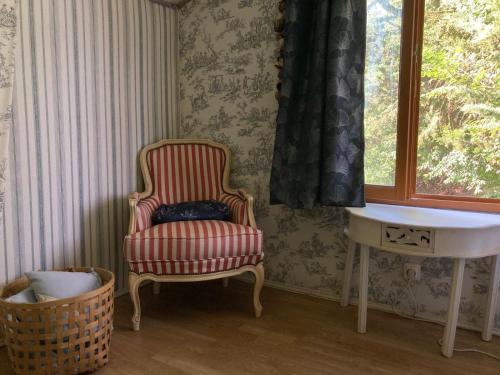 Ein Sitzbereich in der Unterkunft Nuit entre mer et montagne