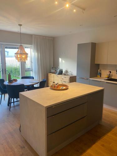 Dapur atau dapur kecil di Cozy Coastal Home Bettystown