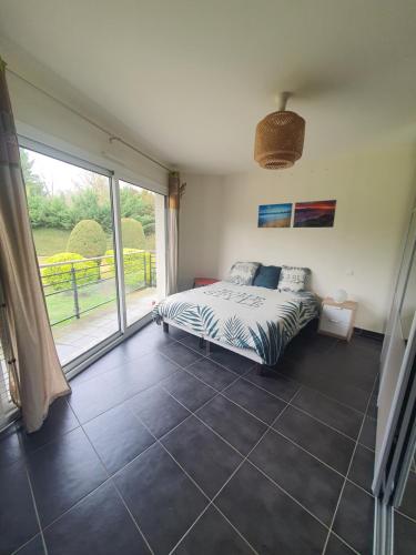 une chambre avec un lit et une grande fenêtre dans l'établissement Paris sur une Ile, à Bougival